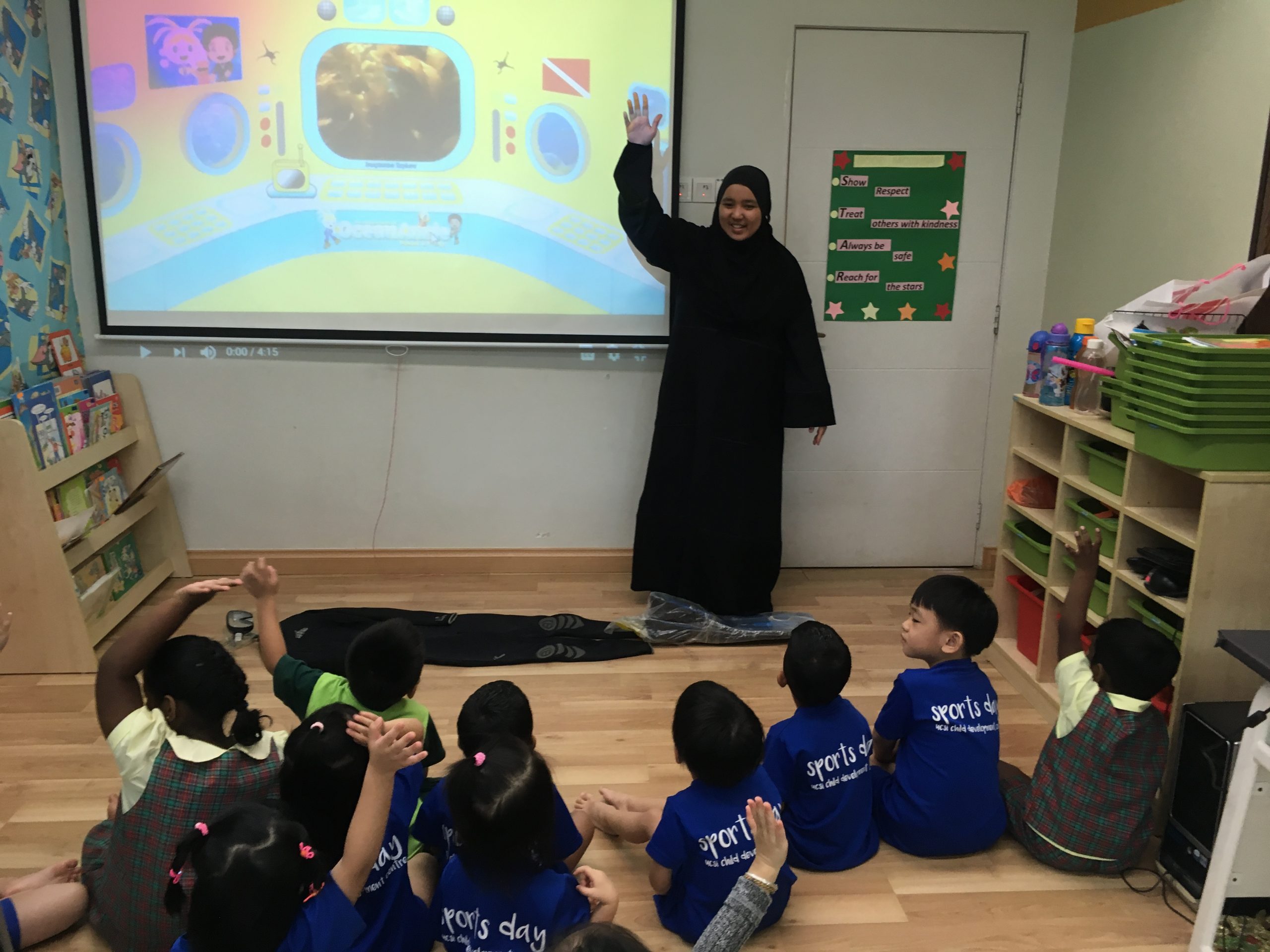 Teacher Syeri mengajar